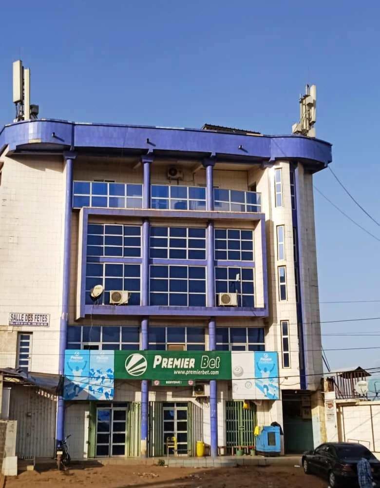 Appart Meuble Le Dakota Yaounde Luaran gambar