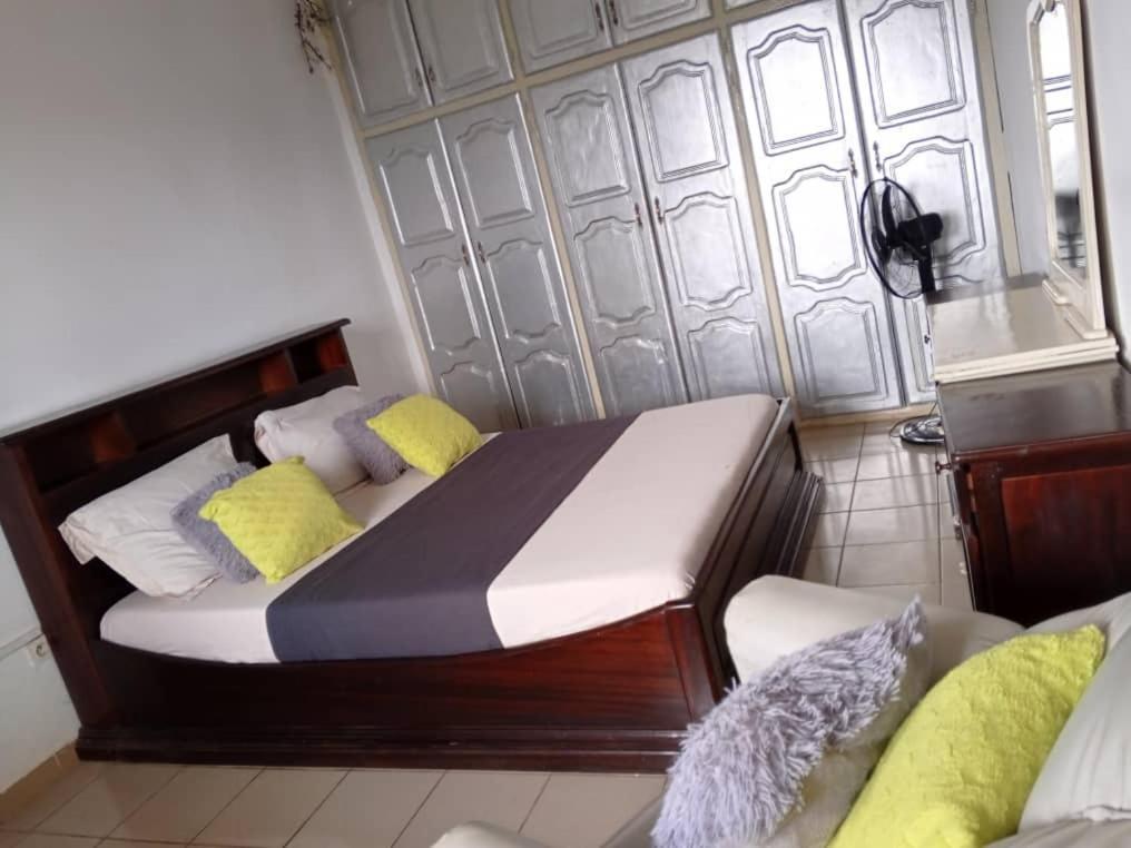Appart Meuble Le Dakota Yaounde Luaran gambar