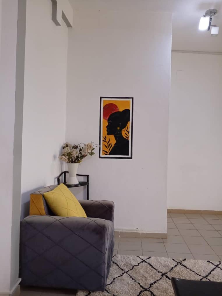 Appart Meuble Le Dakota Yaounde Luaran gambar