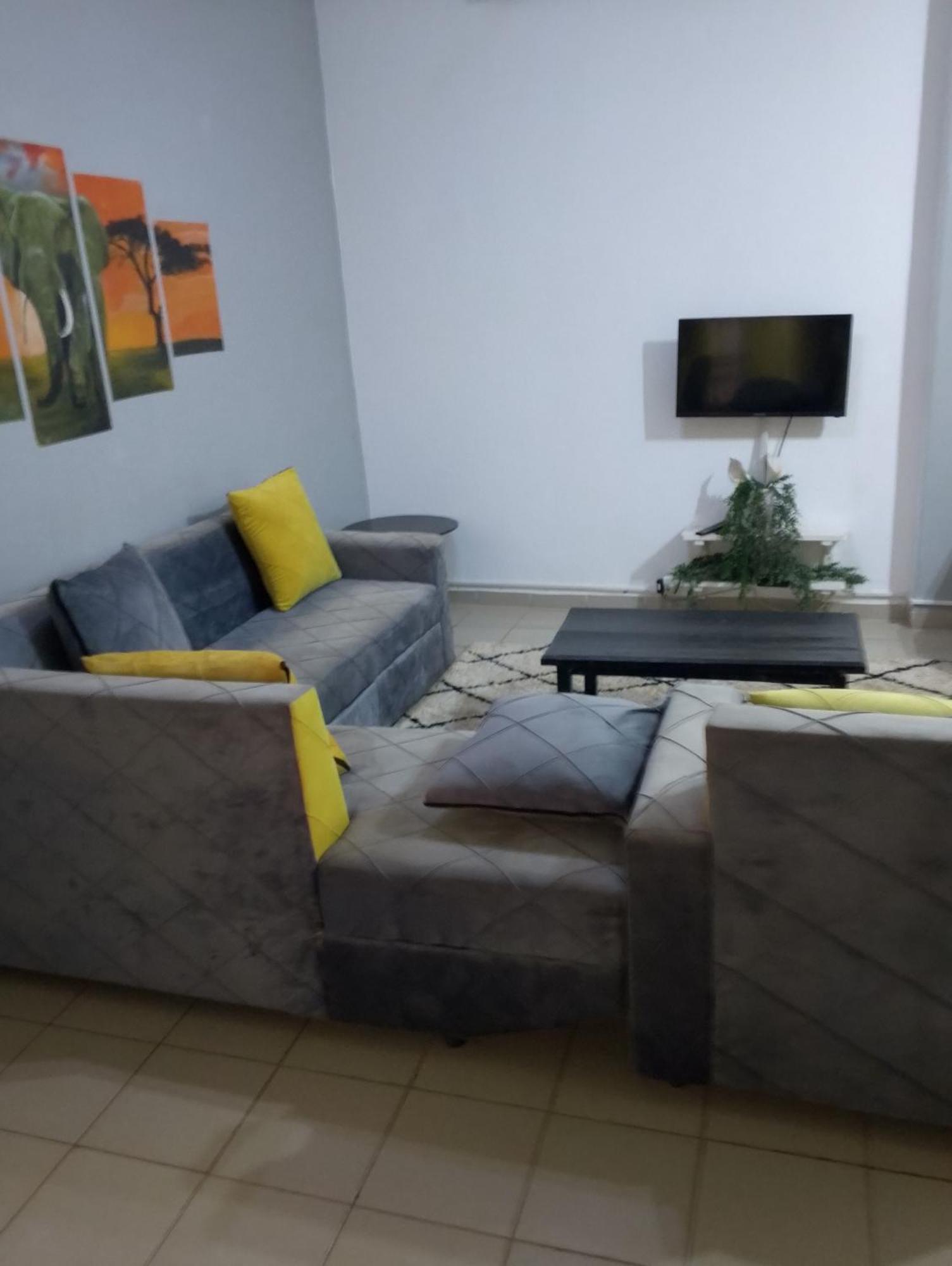 Appart Meuble Le Dakota Yaounde Luaran gambar