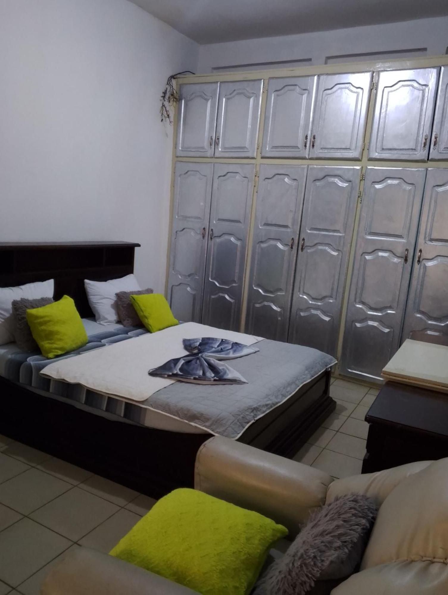 Appart Meuble Le Dakota Yaounde Luaran gambar