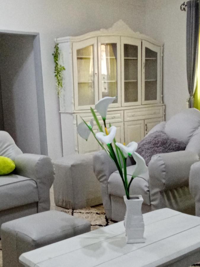 Appart Meuble Le Dakota Yaounde Luaran gambar